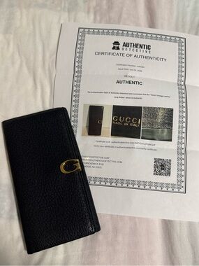 Gucci Vintage Navy Pebbled Leather Cardholder/Wallet with Gold tone Logo clasp!😮